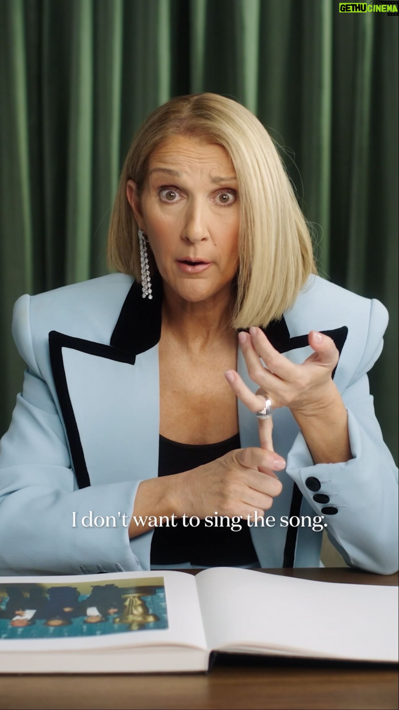 Céline Dion Instagram - Titanic is undoubtedly one of the most climactic moments in @CélineDion’s career. But did you know that the film’s director James Cameron didn’t originally want a singer for "My Heart Will Go On?" Céline Dion told us the story behind her involvement in "Titanic", from the first recording right up to the Oscars, where the singer wore Asprey’s legendary "Heart of the Ocean" necklace on the red carpet, following in the footsteps of Gloria Stuart, who played "Rose" in the film. Titanic est sans conteste un des climax de la carrière de Céline Dion. Mais saviez-vous que le réalisateur James Cameron ne voulait pas d’interprète pour « My Heart Will Go On »? Céline Dion nous a raconté l’histoire derrière sa collaboration sur le film « Titanic », des premiers enregistrements jusqu’aux Oscars où la chanteuse a porté sur le tapis rouge le mythique « Coeur de l’Océan » d’Asprey, après Gloria Stuart, l’interprète de « Rose » dans le film. Céline Dion wears @NinaRicci and @VanCleefArpels. Director: @elinastreet Director of Photography: @alexa_mini Editor: @_katiewolford_, @evan.allen Fashion, Social & Video Editor At-Large: @hugocmpn Development Lead: @louisedesligneris Producer: @amaurydlcb Assistant Director: @natalialoff_ad Camera Operator: @alicebushwick Assistant Camera: @melon.saint Gaffer: @arielnehorayoff Audio: @diagon.wav Production: @prodn_artandcommerce Casting Video Manager: @adele_ligerot Casting Video Coordinator: @sarahtauxe Special thanks to Youssef Marquis, Entertainment and VIP consultant #voguefrance #celinedion #célinedion #titanic #heartoftheocean #myheartwillgoon #lifeinlooks