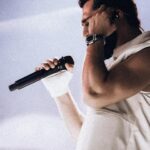 Cahid Huseynli Instagram - Творчество победит. Мотив борьбы Давида и Голиафа избит веками, но попробую донести его до вас моими глазами. Мне кажется, образ Давида, сражающегося в неравном бою - это олицетворение каждого из нас в начале своего пути. Когда конкуренция, система и общество всеми силами не дают тебе пробиться наверх. Давид - это каждый молодой артист, проводящий ночи на студии, живущий музыкой и поиском своего хита. Раз за разом выпускающий треки в пустоту. Я знаю талантливых музыкантов, которые вкладываясь в музыку по 5-10 лет, а они так ни разу и не попали в желаемый топ-100. Раз за разом хороня и воскрешая мечту и веру в собственный талант. Музыка сегодня - это поле Голиафа. Есть поистине сильные и достойные творческие личности, но есть и те, кто строит свою карьеру на деньгах или инфоповодах. Если у тебя есть деньги, то перед тобой открывается множество возможностей: от закупки рекламы в огромных масштабах, до грязных приёмов, не чураясь которых, ты можешь стать обладателем заветной строчки в топе. Ты как спортсмен использующий стероиды. С тобой априори сложнее конкурировать. Честно ли это? Не мне судить. Но это перекрывает путь талантов к слушателям. Песня попадает в топ, люди слушают. А таланты продолжают пробовать, пробовать, пробовать. Я всего лишь артист в огромной музыкальной сфере, но мне искренне хочется сделать хотя бы что-то, чтобы таланты без денег чаще получали шанс. Фит со мной - это возможность для, пока что маленького, артиста попробовать свои силы в битве с Голиафами, вкладывающих в раскрутку одной песни стоимость квартиры в Москве. Если ты пишешь музыку и понимаешь, что это дело всей твоей жизни, то у меня к тебе просьба. Потрать эти дни на то, чтобы написать лучшее из того, что ты создавал. Я выберу одного из вас, и вместе, при поддержке моей любимой аудитории, мы покорим топы и твоё имя узнают и полюбят.