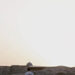 Cahid Huseynli Instagram - JONY - Волен Многие из нас боятся провести свою жизнь в одиночестве. Несмотря на все современные удобства, порой поиски родной души в этом мире становятся непосильным трудом. Если небеса вам улыбнулись, и вам удалось найти такого человека, который принимает вас таким, какой вы есть, то берегите его всеми силами. Слушайте на всех площадках🫂 🔊 @mixailmalaxin 📸 @sharden.ph