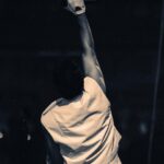 Cahid Huseynli Instagram - Творчество победит. Мотив борьбы Давида и Голиафа избит веками, но попробую донести его до вас моими глазами. Мне кажется, образ Давида, сражающегося в неравном бою - это олицетворение каждого из нас в начале своего пути. Когда конкуренция, система и общество всеми силами не дают тебе пробиться наверх. Давид - это каждый молодой артист, проводящий ночи на студии, живущий музыкой и поиском своего хита. Раз за разом выпускающий треки в пустоту. Я знаю талантливых музыкантов, которые вкладываясь в музыку по 5-10 лет, а они так ни разу и не попали в желаемый топ-100. Раз за разом хороня и воскрешая мечту и веру в собственный талант. Музыка сегодня - это поле Голиафа. Есть поистине сильные и достойные творческие личности, но есть и те, кто строит свою карьеру на деньгах или инфоповодах. Если у тебя есть деньги, то перед тобой открывается множество возможностей: от закупки рекламы в огромных масштабах, до грязных приёмов, не чураясь которых, ты можешь стать обладателем заветной строчки в топе. Ты как спортсмен использующий стероиды. С тобой априори сложнее конкурировать. Честно ли это? Не мне судить. Но это перекрывает путь талантов к слушателям. Песня попадает в топ, люди слушают. А таланты продолжают пробовать, пробовать, пробовать. Я всего лишь артист в огромной музыкальной сфере, но мне искренне хочется сделать хотя бы что-то, чтобы таланты без денег чаще получали шанс. Фит со мной - это возможность для, пока что маленького, артиста попробовать свои силы в битве с Голиафами, вкладывающих в раскрутку одной песни стоимость квартиры в Москве. Если ты пишешь музыку и понимаешь, что это дело всей твоей жизни, то у меня к тебе просьба. Потрать эти дни на то, чтобы написать лучшее из того, что ты создавал. Я выберу одного из вас, и вместе, при поддержке моей любимой аудитории, мы покорим топы и твоё имя узнают и полюбят.
