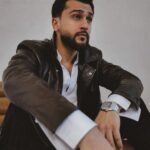 Cahid Huseynli Instagram - В одном старом анекдоте – юный ирландский джентльмен на вопрос, умеет ли он играть на скрипке, ответил, что ничуть в этом не сомневается, но утверждать не смеет, ибо ни разу не пробовал) Так же было и со мной: я очень люблю петь, но до 19-лет я не мог утверждать, что умею писать песни. И, отринув сомнения, я решил попробовать. Мы не знаем на что мы способны, до тех пор, пока мы не проверим это на деле. А есть ли у вас подобное дело или хобби, которым вы бы хотели заниматься, но ещё ни разу не пробовали?