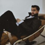 Cahid Huseynli Instagram – В одном старом анекдоте – юный ирландский джентльмен на вопрос, умеет ли он играть на скрипке, ответил, что ничуть в этом не сомневается, но утверждать не смеет, ибо ни разу не пробовал)
Так же было и со мной: я очень люблю петь, но до 19-лет я не мог утверждать, что умею писать песни. И, отринув сомнения, я решил попробовать.
Мы не знаем на что мы способны, до тех пор, пока мы не проверим это на деле.
А есть ли у вас подобное дело или хобби, которым вы бы хотели заниматься, но ещё ни разу не пробовали?