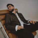 Cahid Huseynli Instagram – В одном старом анекдоте – юный ирландский джентльмен на вопрос, умеет ли он играть на скрипке, ответил, что ничуть в этом не сомневается, но утверждать не смеет, ибо ни разу не пробовал)
Так же было и со мной: я очень люблю петь, но до 19-лет я не мог утверждать, что умею писать песни. И, отринув сомнения, я решил попробовать.
Мы не знаем на что мы способны, до тех пор, пока мы не проверим это на деле.
А есть ли у вас подобное дело или хобби, которым вы бы хотели заниматься, но ещё ни разу не пробовали?
