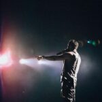 Cahid Huseynli Instagram - Творчество победит. Мотив борьбы Давида и Голиафа избит веками, но попробую донести его до вас моими глазами. Мне кажется, образ Давида, сражающегося в неравном бою - это олицетворение каждого из нас в начале своего пути. Когда конкуренция, система и общество всеми силами не дают тебе пробиться наверх. Давид - это каждый молодой артист, проводящий ночи на студии, живущий музыкой и поиском своего хита. Раз за разом выпускающий треки в пустоту. Я знаю талантливых музыкантов, которые вкладываясь в музыку по 5-10 лет, а они так ни разу и не попали в желаемый топ-100. Раз за разом хороня и воскрешая мечту и веру в собственный талант. Музыка сегодня - это поле Голиафа. Есть поистине сильные и достойные творческие личности, но есть и те, кто строит свою карьеру на деньгах или инфоповодах. Если у тебя есть деньги, то перед тобой открывается множество возможностей: от закупки рекламы в огромных масштабах, до грязных приёмов, не чураясь которых, ты можешь стать обладателем заветной строчки в топе. Ты как спортсмен использующий стероиды. С тобой априори сложнее конкурировать. Честно ли это? Не мне судить. Но это перекрывает путь талантов к слушателям. Песня попадает в топ, люди слушают. А таланты продолжают пробовать, пробовать, пробовать. Я всего лишь артист в огромной музыкальной сфере, но мне искренне хочется сделать хотя бы что-то, чтобы таланты без денег чаще получали шанс. Фит со мной - это возможность для, пока что маленького, артиста попробовать свои силы в битве с Голиафами, вкладывающих в раскрутку одной песни стоимость квартиры в Москве. Если ты пишешь музыку и понимаешь, что это дело всей твоей жизни, то у меня к тебе просьба. Потрать эти дни на то, чтобы написать лучшее из того, что ты создавал. Я выберу одного из вас, и вместе, при поддержке моей любимой аудитории, мы покорим топы и твоё имя узнают и полюбят.