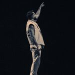 Cahid Huseynli Instagram - Творчество победит. Мотив борьбы Давида и Голиафа избит веками, но попробую донести его до вас моими глазами. Мне кажется, образ Давида, сражающегося в неравном бою - это олицетворение каждого из нас в начале своего пути. Когда конкуренция, система и общество всеми силами не дают тебе пробиться наверх. Давид - это каждый молодой артист, проводящий ночи на студии, живущий музыкой и поиском своего хита. Раз за разом выпускающий треки в пустоту. Я знаю талантливых музыкантов, которые вкладываясь в музыку по 5-10 лет, а они так ни разу и не попали в желаемый топ-100. Раз за разом хороня и воскрешая мечту и веру в собственный талант. Музыка сегодня - это поле Голиафа. Есть поистине сильные и достойные творческие личности, но есть и те, кто строит свою карьеру на деньгах или инфоповодах. Если у тебя есть деньги, то перед тобой открывается множество возможностей: от закупки рекламы в огромных масштабах, до грязных приёмов, не чураясь которых, ты можешь стать обладателем заветной строчки в топе. Ты как спортсмен использующий стероиды. С тобой априори сложнее конкурировать. Честно ли это? Не мне судить. Но это перекрывает путь талантов к слушателям. Песня попадает в топ, люди слушают. А таланты продолжают пробовать, пробовать, пробовать. Я всего лишь артист в огромной музыкальной сфере, но мне искренне хочется сделать хотя бы что-то, чтобы таланты без денег чаще получали шанс. Фит со мной - это возможность для, пока что маленького, артиста попробовать свои силы в битве с Голиафами, вкладывающих в раскрутку одной песни стоимость квартиры в Москве. Если ты пишешь музыку и понимаешь, что это дело всей твоей жизни, то у меня к тебе просьба. Потрать эти дни на то, чтобы написать лучшее из того, что ты создавал. Я выберу одного из вас, и вместе, при поддержке моей любимой аудитории, мы покорим топы и твоё имя узнают и полюбят.