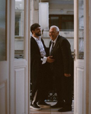 Cahid Huseynli Instagram - Нас разделяют десятки лет, морщин, и неисчислимое количество жизненного опыта
Нас объединяют родная кровь и безумная любовь друг к другу
Цените дедушек и бабушек и каждое прожитое с ними мгновение