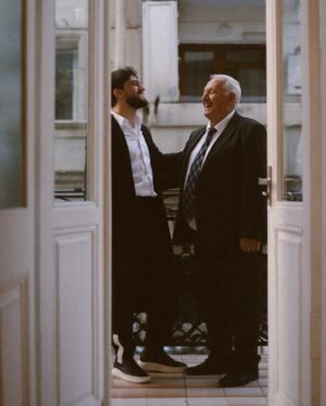 Cahid Huseynli Instagram - Нас разделяют десятки лет, морщин, и неисчислимое количество жизненного опыта
Нас объединяют родная кровь и безумная любовь друг к другу
Цените дедушек и бабушек и каждое прожитое с ними мгновение