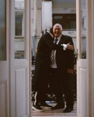 Cahid Huseynli Instagram - Нас разделяют десятки лет, морщин, и неисчислимое количество жизненного опыта
Нас объединяют родная кровь и безумная любовь друг к другу
Цените дедушек и бабушек и каждое прожитое с ними мгновение
