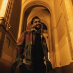 Cahid Huseynli Instagram - В 00:00 премьера песни «Мне не больно» очень не терпится вам показааать! Многие из нас рано или поздно оказываются под неподъёмной тяжестью обстоятельств, тянущих нас якорем на самое дно тёмных вод отчаяния… Это мрачное и депрессивное состояние, которое может длиться очень долгий промежуток времени. Но на мой взгляд, истинная суть этого периода времени - разобраться в себе и найти силы, чтобы идти дальше и перебороть всю эту боль. Ведь Всевышний не дает нам испытаний, которые мы не способны пройти. Я написал песню «Мне не больно» именно об этом состоянии, и об этой внутренней борьбе. И пусть она поможет вам справиться с вашей болью.
