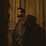 Cahid Huseynli Instagram - В 00:00 премьера песни «Мне не больно» очень не терпится вам показааать! Многие из нас рано или поздно оказываются под неподъёмной тяжестью обстоятельств, тянущих нас якорем на самое дно тёмных вод отчаяния… Это мрачное и депрессивное состояние, которое может длиться очень долгий промежуток времени. Но на мой взгляд, истинная суть этого периода времени - разобраться в себе и найти силы, чтобы идти дальше и перебороть всю эту боль. Ведь Всевышний не дает нам испытаний, которые мы не способны пройти. Я написал песню «Мне не больно» именно об этом состоянии, и об этой внутренней борьбе. И пусть она поможет вам справиться с вашей болью.