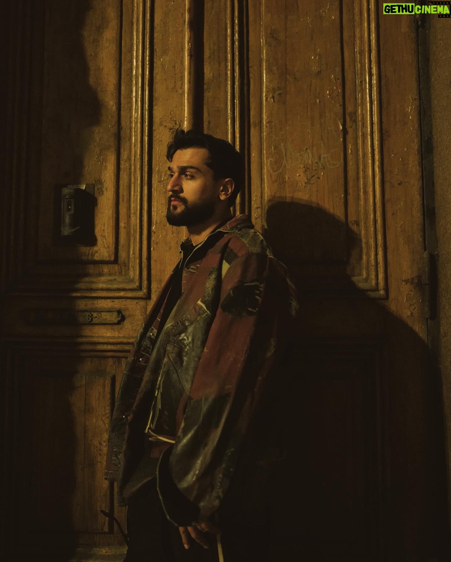 Cahid Huseynli Instagram - В 00:00 премьера песни «Мне не больно» очень не терпится вам показааать! Многие из нас рано или поздно оказываются под неподъёмной тяжестью обстоятельств, тянущих нас якорем на самое дно тёмных вод отчаяния… Это мрачное и депрессивное состояние, которое может длиться очень долгий промежуток времени. Но на мой взгляд, истинная суть этого периода времени - разобраться в себе и найти силы, чтобы идти дальше и перебороть всю эту боль. Ведь Всевышний не дает нам испытаний, которые мы не способны пройти. Я написал песню «Мне не больно» именно об этом состоянии, и об этой внутренней борьбе. И пусть она поможет вам справиться с вашей болью.
