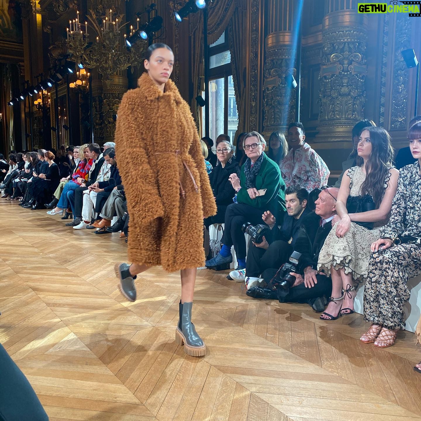CaitrĂona Balfe Instagram - All the coat and suit goals .... wanted everything at this show.... and all animal cruelty free ..! Thank you @stellamccartney for having me at your beautiful and fun show. đŸ’•