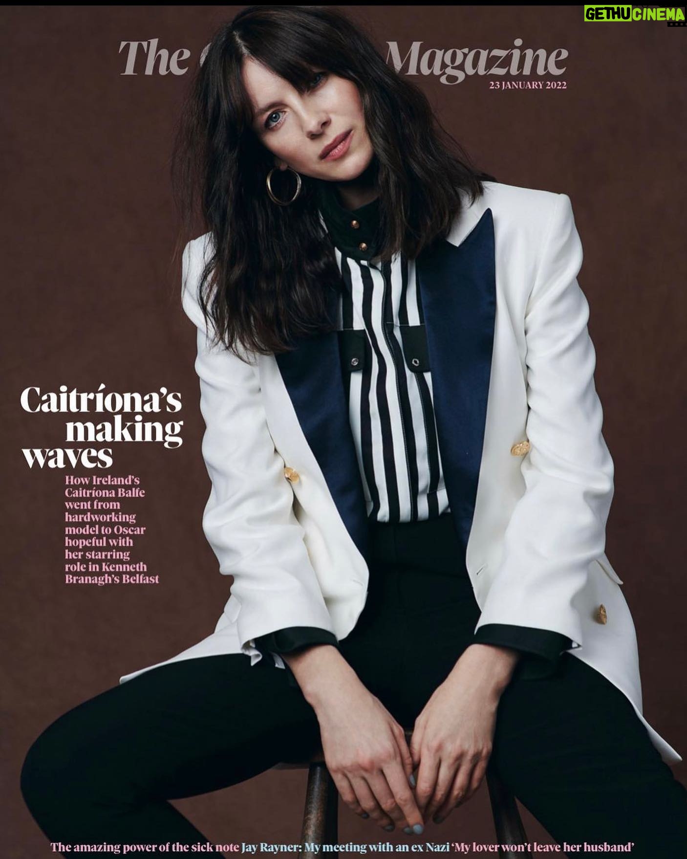 Caitríona Balfe Instagram - Get your @obsmagazine this weekend … where I get to talk all things @belfastmovie with the lovely Tim Lewis 📸 @jasonhetheringtonstudio @jojones_fashion @marywilesmakeup @garethbromell