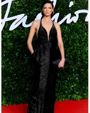 Caitríona Balfe Instagram - Thank you so much @armani for inviting me to @britishfashionawards It was an honour to watch Mr Armani receive his much deserved award and celebrate his amazing legacy. 😘😘 glam: makeup #EmmaLovell hair @jonchapmanhair