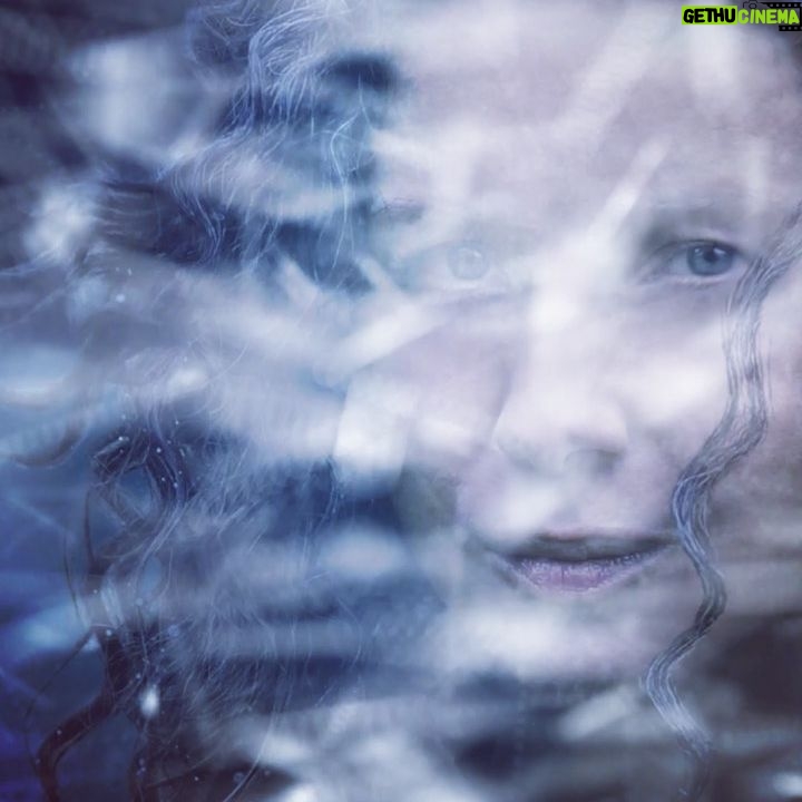Caitríona Balfe Instagram - No you can’t ….. BUT you can tune in March 6th to find out what’s going down on Fraser’s Ridge @outlander_starz