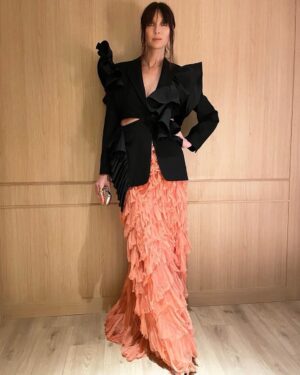 Caitríona Balfe Instagram - Had such an amazing time celebrating independent film last night @bifa_film 
Congratulations to all the winners and nominees… So many amazing films to add to my list. 
Thanks to the fab glam team as always  @karlawelchstylist who hooked up this seriously cool @alexandermcqueen look 💛
Hair @garethbromell 
Make Up @marywilesmakeup