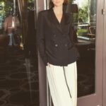 Caitríona Balfe Instagram – Feeling myself in this epic suit … Damn but @therow know how to make clothes that make you feel amazing..!!! Spent the day talking all thing @outlander_starz season 5 at TCA’s. Styling @karlawelchstylist Glam by me … shoes @stuartweitzman
