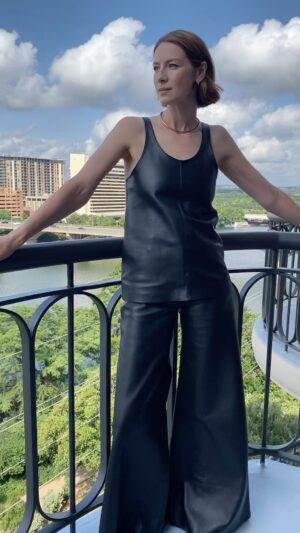 Caitríona Balfe Instagram - Thank you Austin!!!! Spending world Outlander Day (yes it is a thing!!) in one of my fav cities. Such a treat to chat to @reshmago with @carrotthefrenchie about all things season 7..!! 
Glam : hair/Mup @marywilesmakeup 
Styling : @karlawelchstylist wearing @chloe outfit and jewellery @Tods shoes 🤍