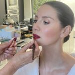 Caitríona Balfe Instagram - Beautiful makeup done by @marywilesmakeup using gorgeous @charlottetilbury #charlottetilburypartner All about the💄