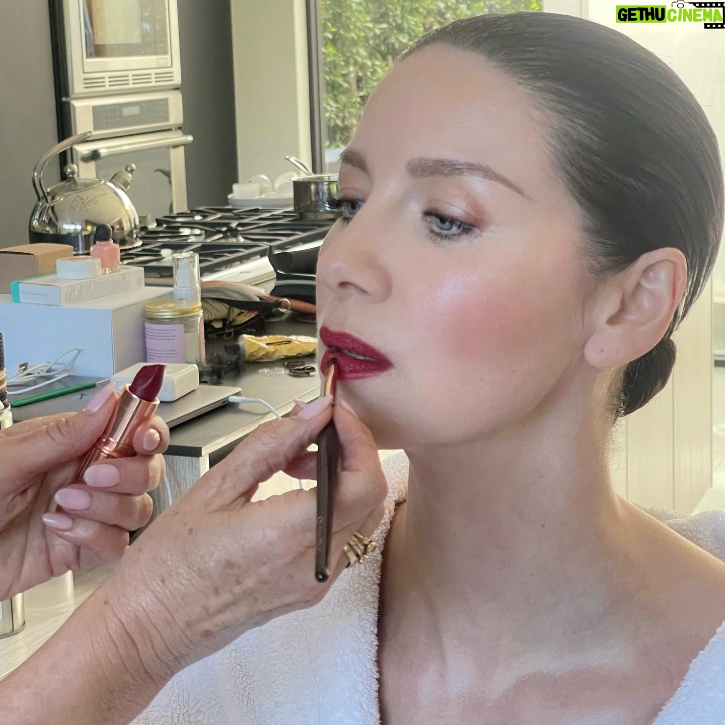 Caitríona Balfe Instagram - Beautiful makeup done by @marywilesmakeup using gorgeous @charlottetilbury #charlottetilburypartner All about the💄