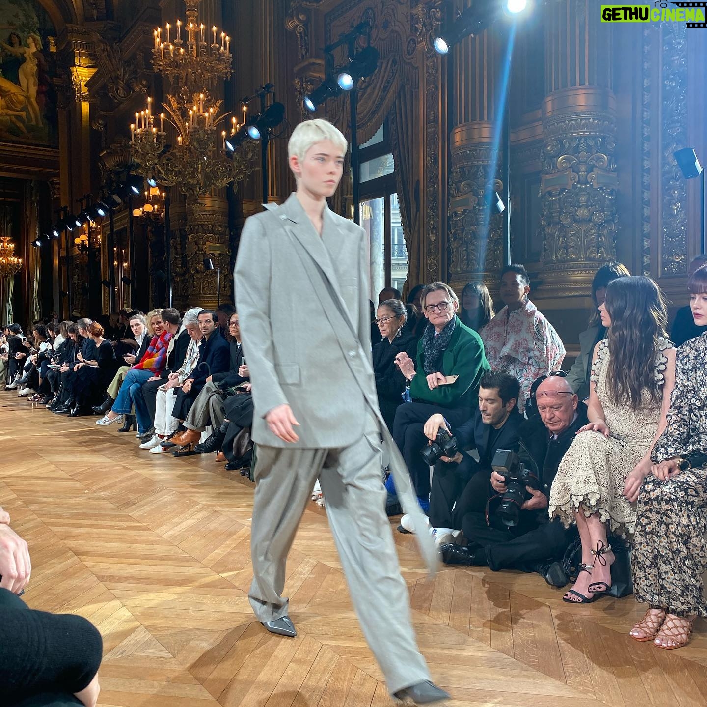 Caitríona Balfe Instagram - All the coat and suit goals .... wanted everything at this show.... and all animal cruelty free ..! Thank you @stellamccartney for having me at your beautiful and fun show. 💕