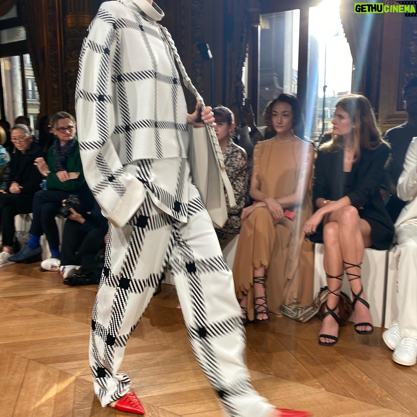 CaitrĂona Balfe Instagram - All the coat and suit goals .... wanted everything at this show.... and all animal cruelty free ..! Thank you @stellamccartney for having me at your beautiful and fun show. đŸ’•