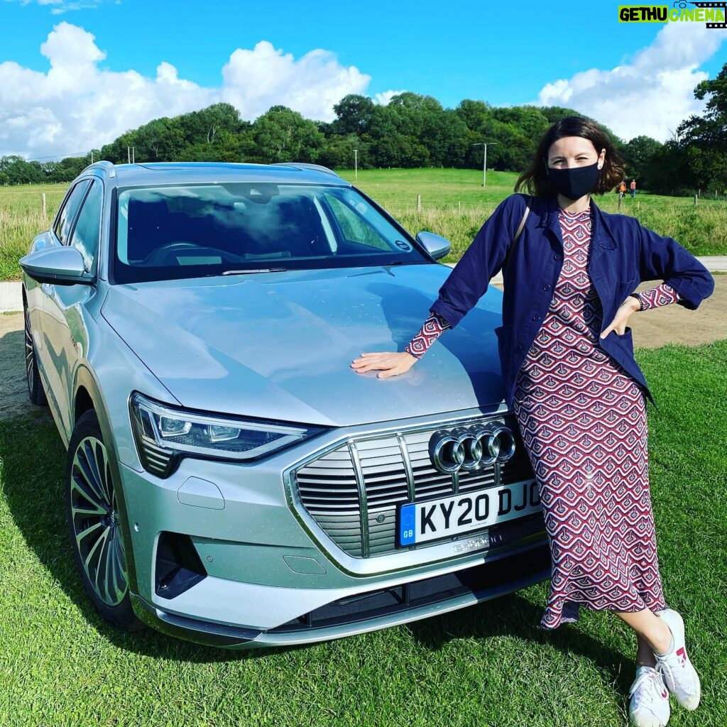 Caitríona Balfe Instagram - Sunday country drives .... Thank you @audiuk @tonyameli for letting me try out the Etron!!! 🌱🌱#gifted