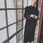 Caitríona Balfe Instagram - Back at it … Double Press Day ..wearing @therow head to toe …. #belfastmovie @belfastmovie @focusfeatures @outlander_starz @nyccomiccons @deadline @garethbromell @lipstickkelly @karlawelchstylist