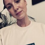 Caitríona Balfe Instagram – We had a little digital press day on @outlander_starz last week and i wore this very cool sweatshirt from @the_blankfaces They a non profit that work with the homeless community to try and end homelessness. They are an amazing group of people doing a lot of good while also making some very cool threads. Check them out!!!!