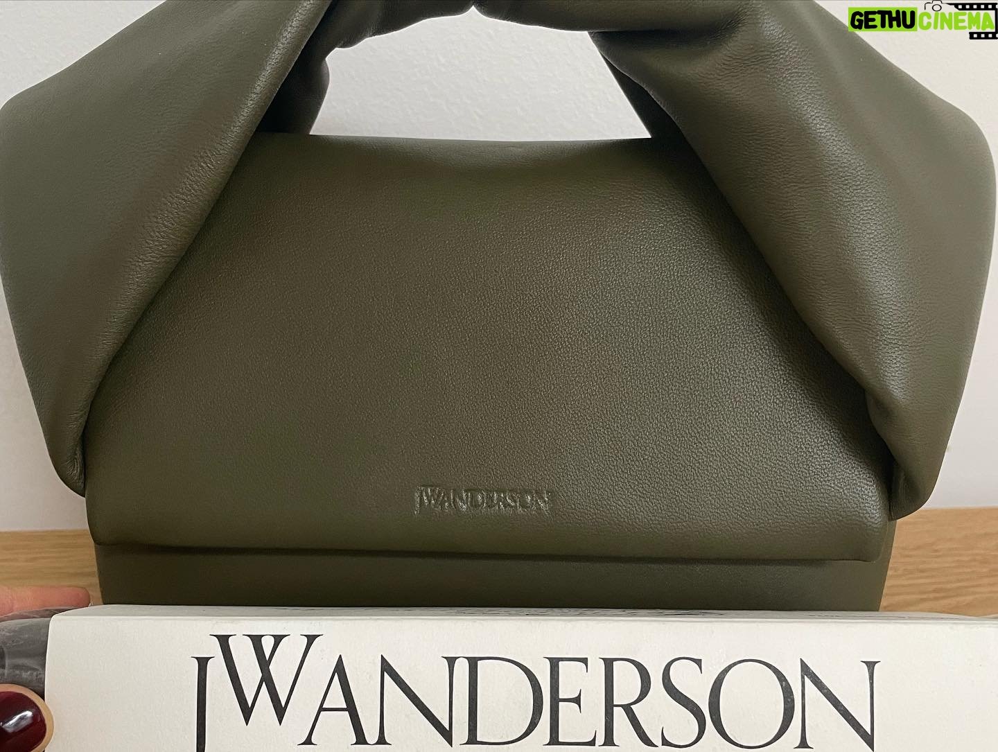 Caitríona Balfe Instagram - Thank you @jw_anderson … exquisite show! So beautiful 🩵 thanks @garethbromell @marywilesmakeup 🩷🩷