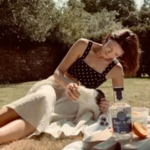 Caitríona Balfe Instagram - Drinking to remember..... #SupportTheArts  #ForgetMeNot  #ScottishGin