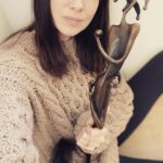 Caitríona Balfe Instagram - Thank you so much @psfilmfest for this gorgeous award. It is such an honour to accept The Vanguard award alongside my fellow @belfastmovie gang. We greatly appreciate the recognition and we’re just sorry we couldn’t come to beautiful Palm Springs to accept in person. Thank you again!!! #PSIFF2022 #PalmSpringsFilmAwards @focusfeatures @jamiedornan @judehill_2010 #kennethbranagh #judidench #ciaránhinds 🤎🤎🤎