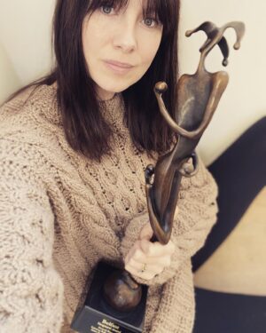 Caitríona Balfe Instagram - Thank you so much @psfilmfest for this gorgeous award. It is such an honour to accept The Vanguard award alongside my fellow @belfastmovie gang. We greatly appreciate the recognition and we’re just sorry we couldn’t come to beautiful Palm Springs to accept in person. Thank you again!!! #PSIFF2022 #PalmSpringsFilmAwards @focusfeatures 
@jamiedornan @judehill_2010 #kennethbranagh #judidench #ciaránhinds 🤎🤎🤎