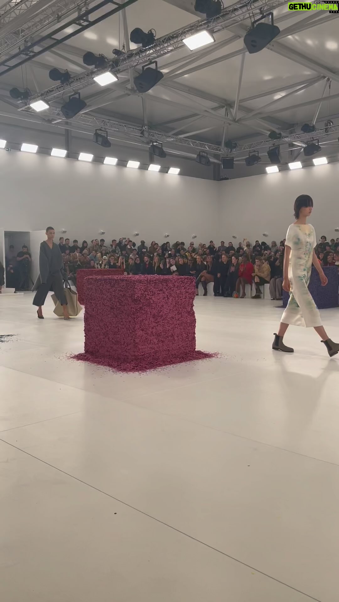 Caitríona Balfe Instagram - Amazing @loewe show. Just perfect. Thank you so much @jonathan.anderson for having me. I want it all ☘️