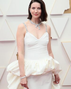 Caitríona Balfe Instagram - Celebrating our Belfast film at the 94th Oscars. So honoured to wear these exquisite @vancleefarpels jewels. #vancleefarpels #VanCleefArpelsPartner