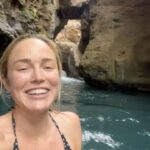 Caity Lotz Instagram - Volcanic hot springs, monkeys, waterfalls, sunsets. #puravida #costarica 🥰