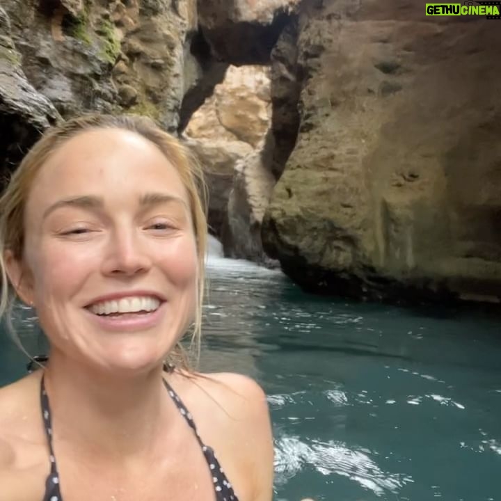 Caity Lotz Instagram - Volcanic hot springs, monkeys, waterfalls, sunsets. #puravida #costarica 🥰