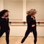 Caity Lotz Instagram - Dance was the first way I learned to express myself creatively, and will forever be a part of me 🥰🕺🏻btw dancing in heels is so hard. Thanks to @dominiquedomingo for teaching me!and thanks to @catrendic for the choreography! #dance