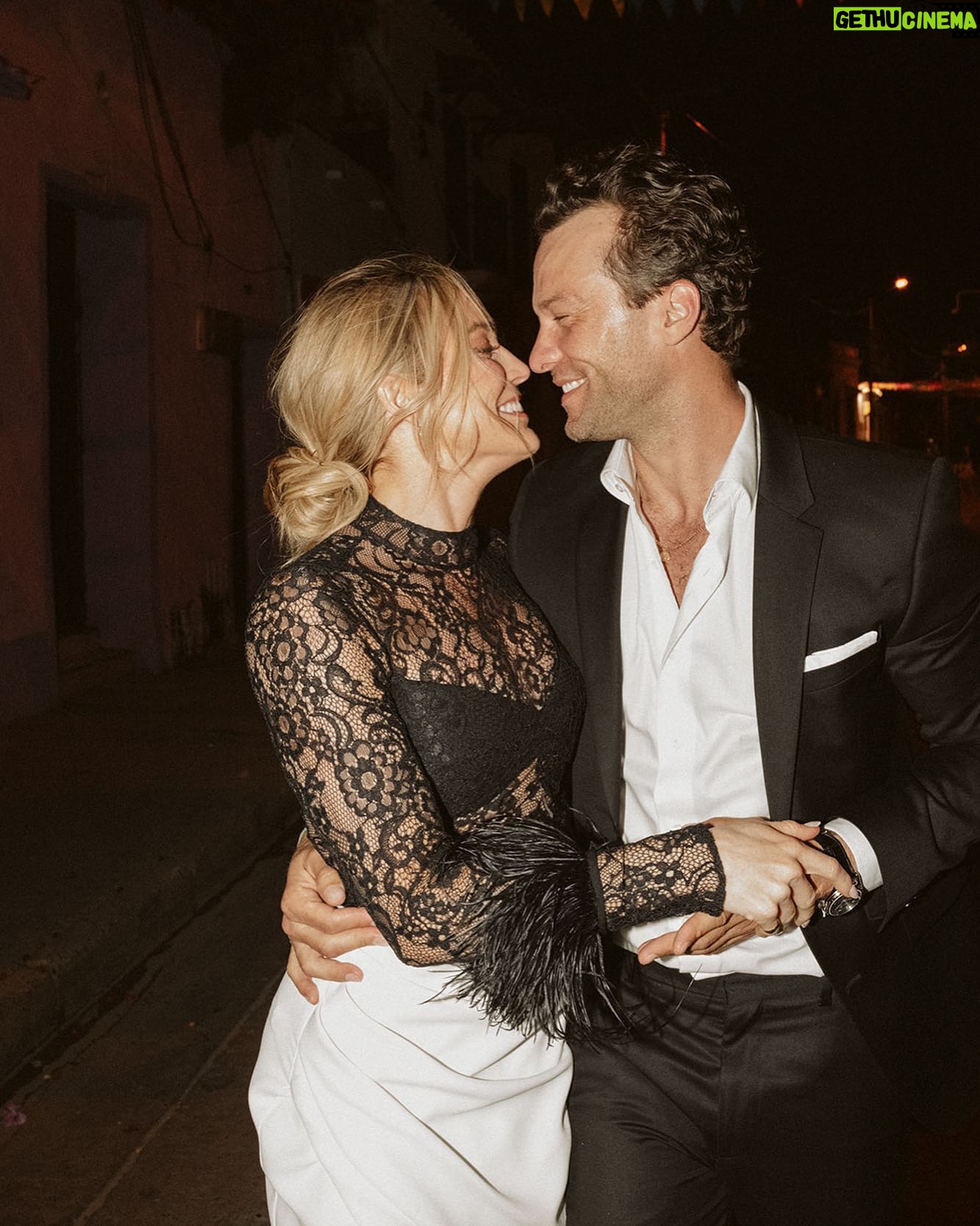 Caity Lotz Instagram - The look of love on a hot Colombian night ❤️