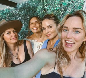 Caity Lotz Instagram - 🎶 Reunited and it feels so good….🎶 Here’s the story, of a lovely family….I think we need our own theme song? 

It felt so good to see these ladies. You all get more powerful and beautiful every year 💕

Long Live #arrowverse #legendsoftomorrow #arrow @ncis_cbs