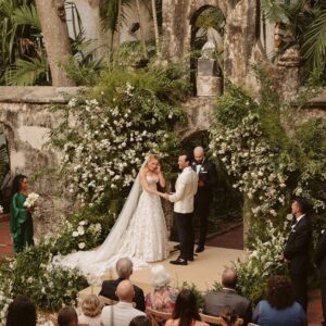 Caity Lotz Instagram - Exclusive: Actors @caitylotz and @iamkyleschmid hosted 50 guests for an intimate and romantic wedding weekend in Cartagena, Colombia. 💍 From her fashion-forward bridal looks to their heartwarming vows, find all the wedding details at the link in bio.
📷: @dosmasenlamesa
📋: @caribecordialweddings
💐: @cartagenahojasypistilos
👗: First dress: @galialahav Second dress: @galialahav Third dress: @nadinemerabi