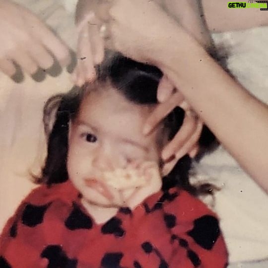 Calu Rivero Instagram - ¿Alguna vez has reflexionado sobre la profundidad y la incondicionalidad que el vínculo entre hermanas puede tener? Es un vínculo que no necesariamente te enseñan a cultivar, pero que si lo haces se transforma todo en la vida. Nada mas hermoso que tener a tu hermana como tu gran confidente! ¿Qué tan bien te llevas con tu hermana? ¿Qué sentiste cuando nació? La Carla y la Mara