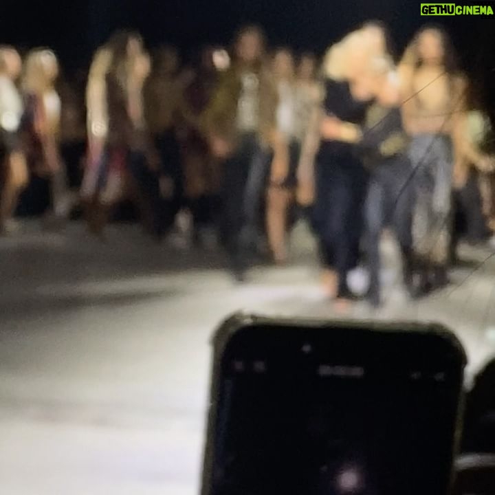 Calu Rivero Instagram - Anoche celebré el 25 aniversario de @rapsodiaoficial , aplaudo a las grandes creadoras de un estilo de vida bohemio y musical, con prendas que encarnan pura poesía. Honro cada paso que dieron juntas @solrapsodia @helguerajose 🦋🎶🤘🏽🪶 Ph @milapastor_