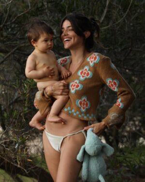 Calu Rivero Instagram - Querido diario: confieso que el 🧸 apego que le compré a Tao, es más para mi que para el. Lo extraño cuando no lo tengo en brazos o en el pecho. Te pasa? S
Gracias Irina por estas fotoooos 🤍
Ph @irinaconesa
