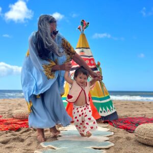 Calu Rivero Instagram - Feliz año Tao 🤍
Niño amado. 

Que se honre a la vida 
Que se honre a la tierra 
Escuchemos a los niños 
que nos vienen a cantar 
melodías del corazón. 
@carlosdelrio.healer 🎶