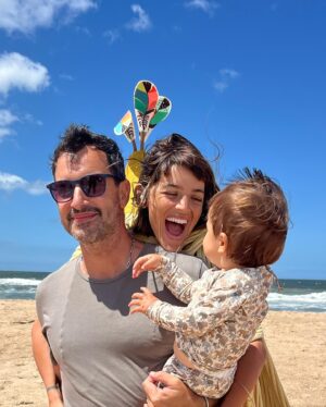 Calu Rivero Instagram - Feliz año Tao 🤍
Niño amado. 

Que se honre a la vida 
Que se honre a la tierra 
Escuchemos a los niños 
que nos vienen a cantar 
melodías del corazón. 
@carlosdelrio.healer 🎶
