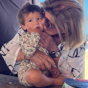 Calu Rivero Instagram - Feliz año Tao 🤍
Niño amado. 

Que se honre a la vida 
Que se honre a la tierra 
Escuchemos a los niños 
que nos vienen a cantar 
melodías del corazón. 
@carlosdelrio.healer 🎶