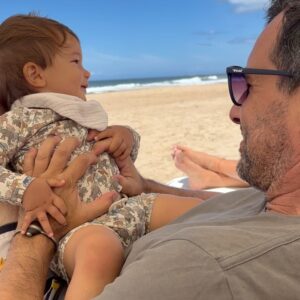 Calu Rivero Instagram - Feliz año Tao 🤍
Niño amado. 

Que se honre a la vida 
Que se honre a la tierra 
Escuchemos a los niños 
que nos vienen a cantar 
melodías del corazón. 
@carlosdelrio.healer 🎶