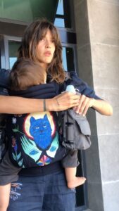 Calu Rivero Instagram - Si sos una madre viajera que necesita practicidad y encuentras aburridos los artículos de “maternity” considera comprar un chaleco de pescador y convertirlo en un bolso para todo lo del 👼. ¡Es ideal! Y mantente siempre hidratada e hidratado al bebé 😉 🦘 @artipoppe