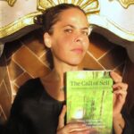Calu Rivero Instagram - ¡Unite a quizás el evento más impactante del año, Conciencia de la Muerte! Este sábado 14 de octubre a las 18:30 en @monopol.lab Entrégate desde la escucha a una experiencia inolvidable mientras exploramos la muerte, las pérdidas y la vida con conciencia. A través de un diálogo apasionante con @wilka_roig (presidente de la Fundación de Dra. Elisabeth Kübler-Ross @ekrmexico ) te invito a reflexionar sobre la importancia de vivir plenamente y naturalizar nuestra propia mortalidad. Entrada gratuita/ link en bio para reservar tu lugar. Gracias!